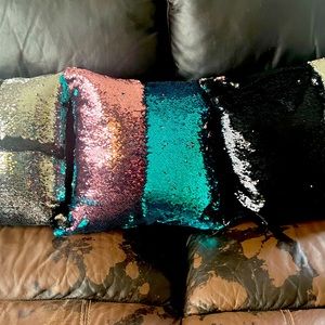 2 SEQUIN PILLOWS